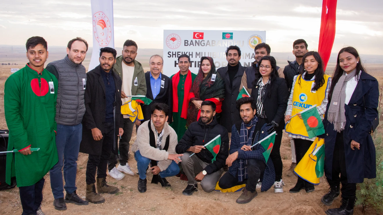 Selçuk Üniversitesinde okuyan Bangladeşli öğrenciler fidan dikti